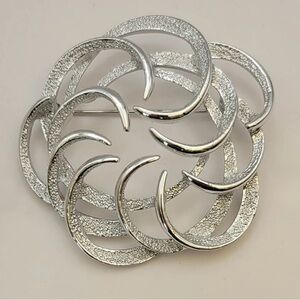 Vintage Sarah Coventry
Round Silver Tone Swirl
Brooch/Pin